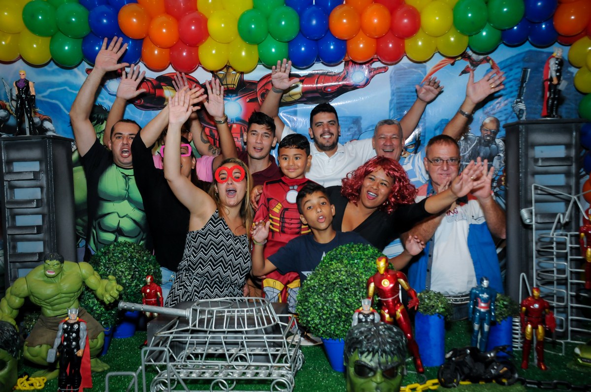 final de festa na festa infantil,aniversário de eduardo 5 ano, buffet fábrica da alegria,osasco,sp,tema da mesa os vingadores