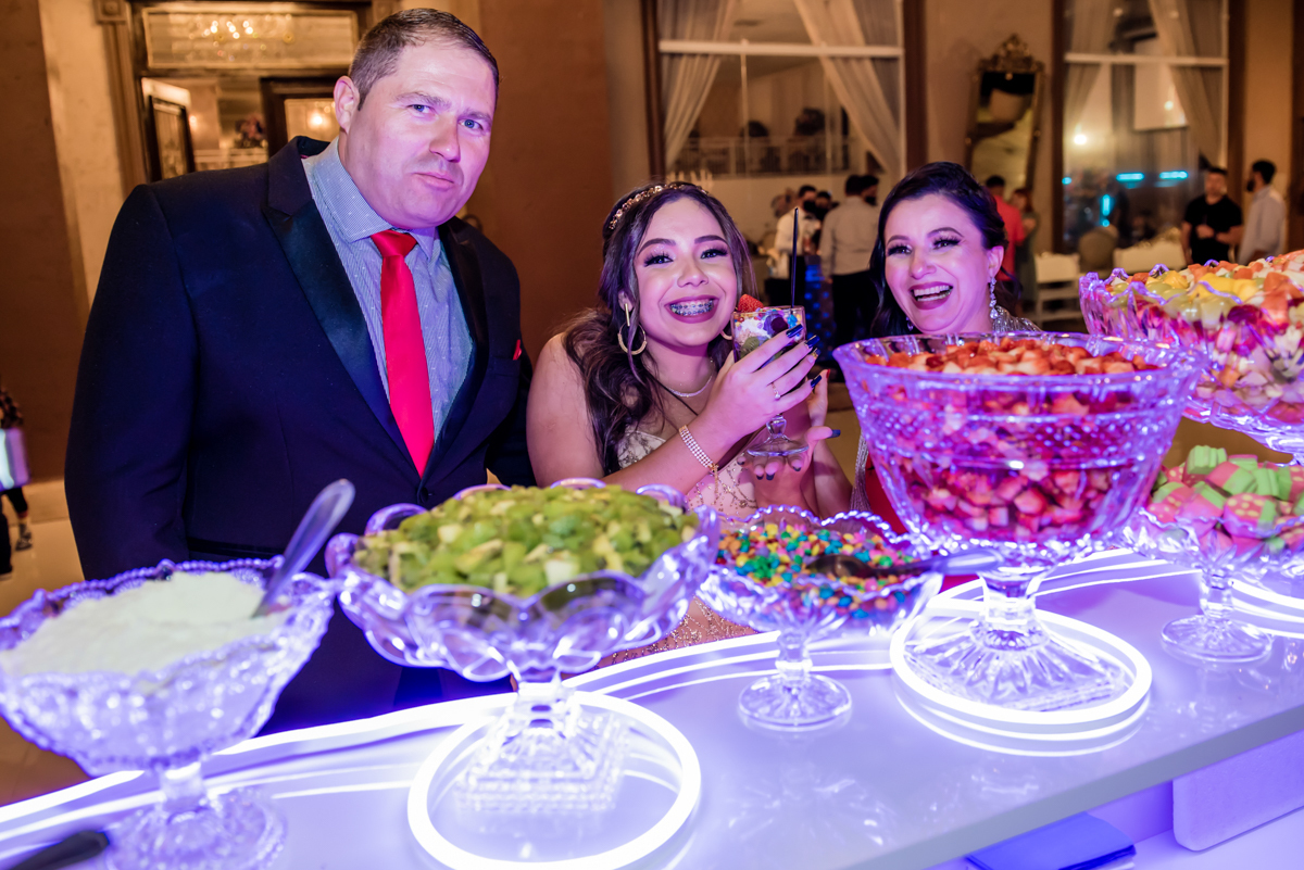 os pais a acompamha em uma bebida