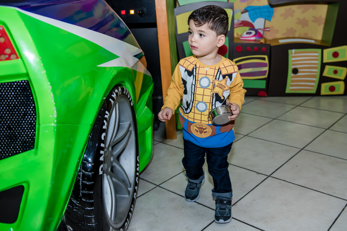 heitor passeia pelo buffet