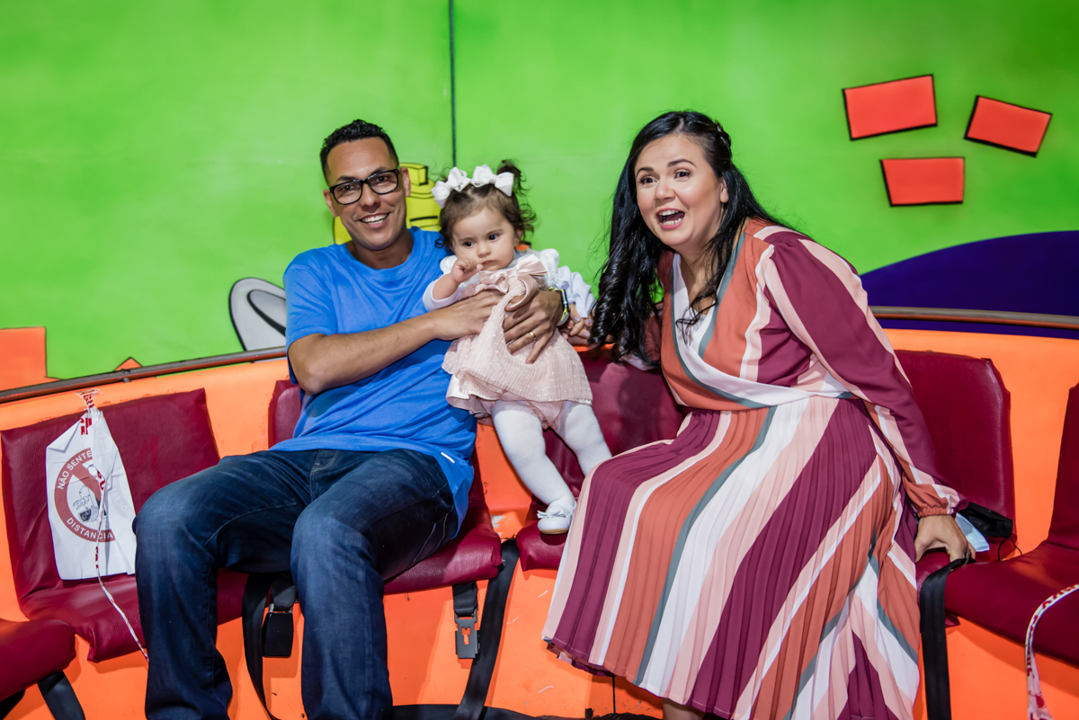 a família se diverte no brinquedo labamba