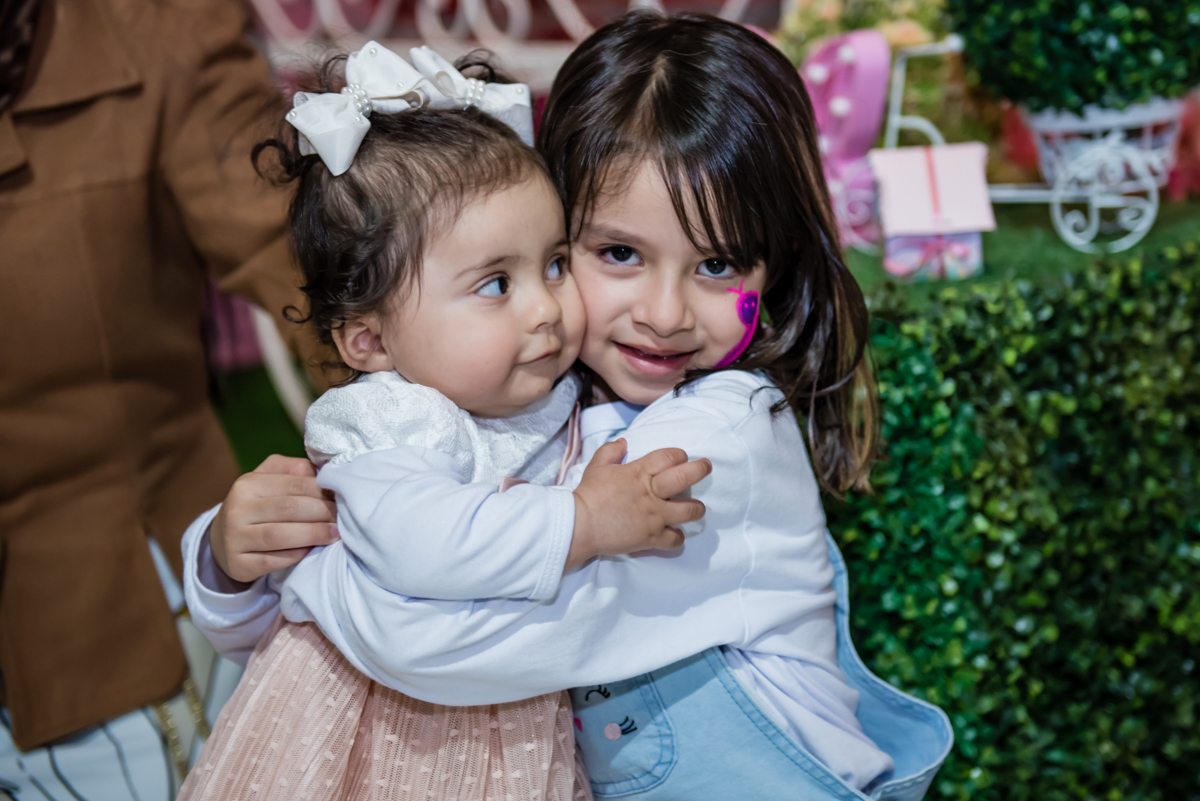 alice recebe a amiga para sua festa