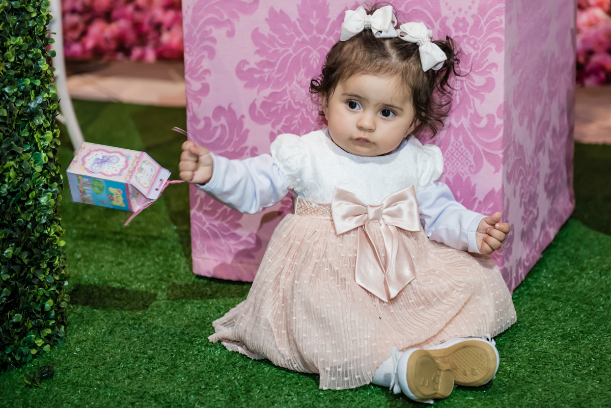 fazendo foto na mesa decorada