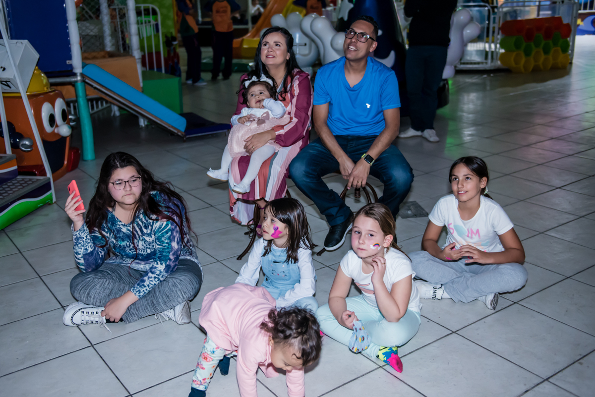 todos se reunem para assistir a retrospectiva