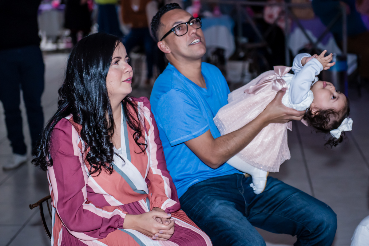 alice não para no colo do papai