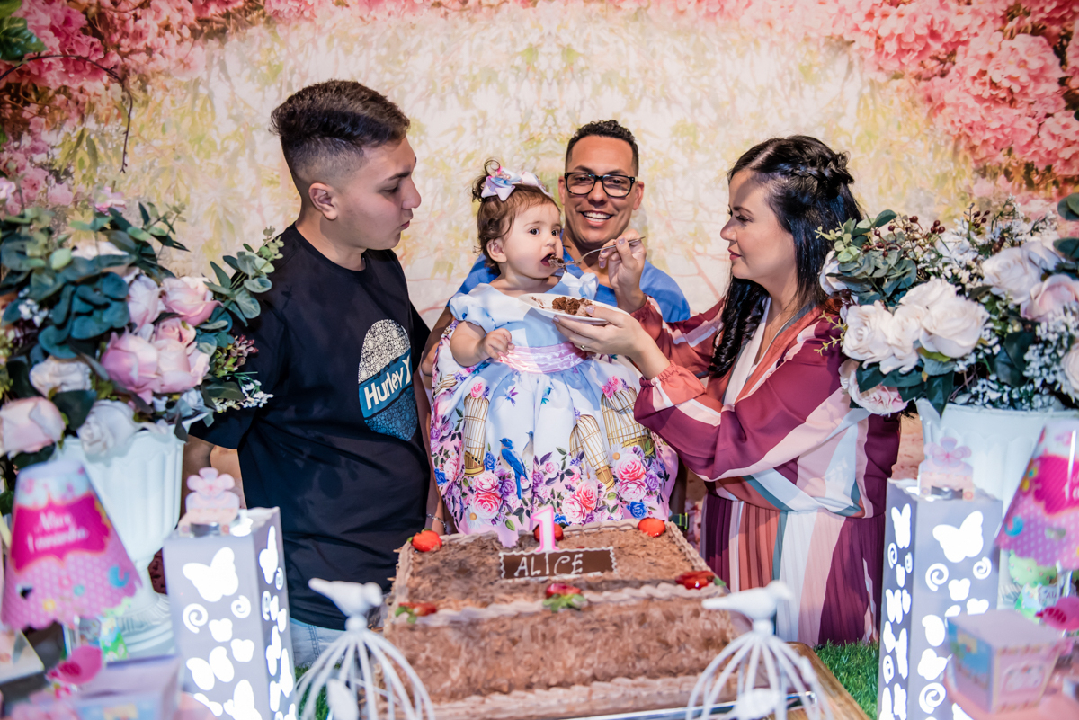 alice experimenta o glacê do bolo