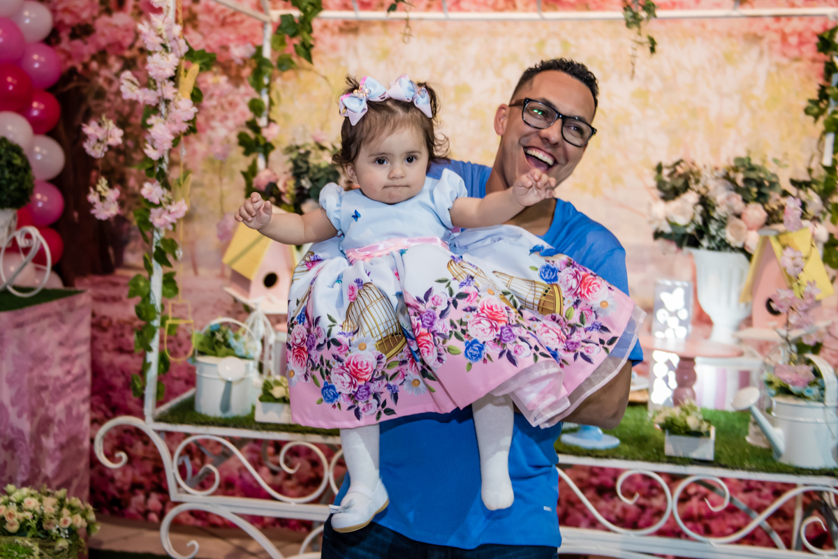 papai feliz ri muito com alice no colo