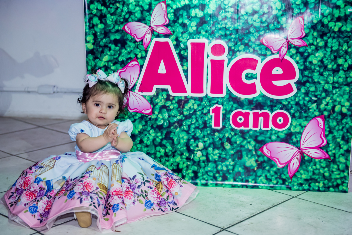 final de festa com alice batendo palminhas