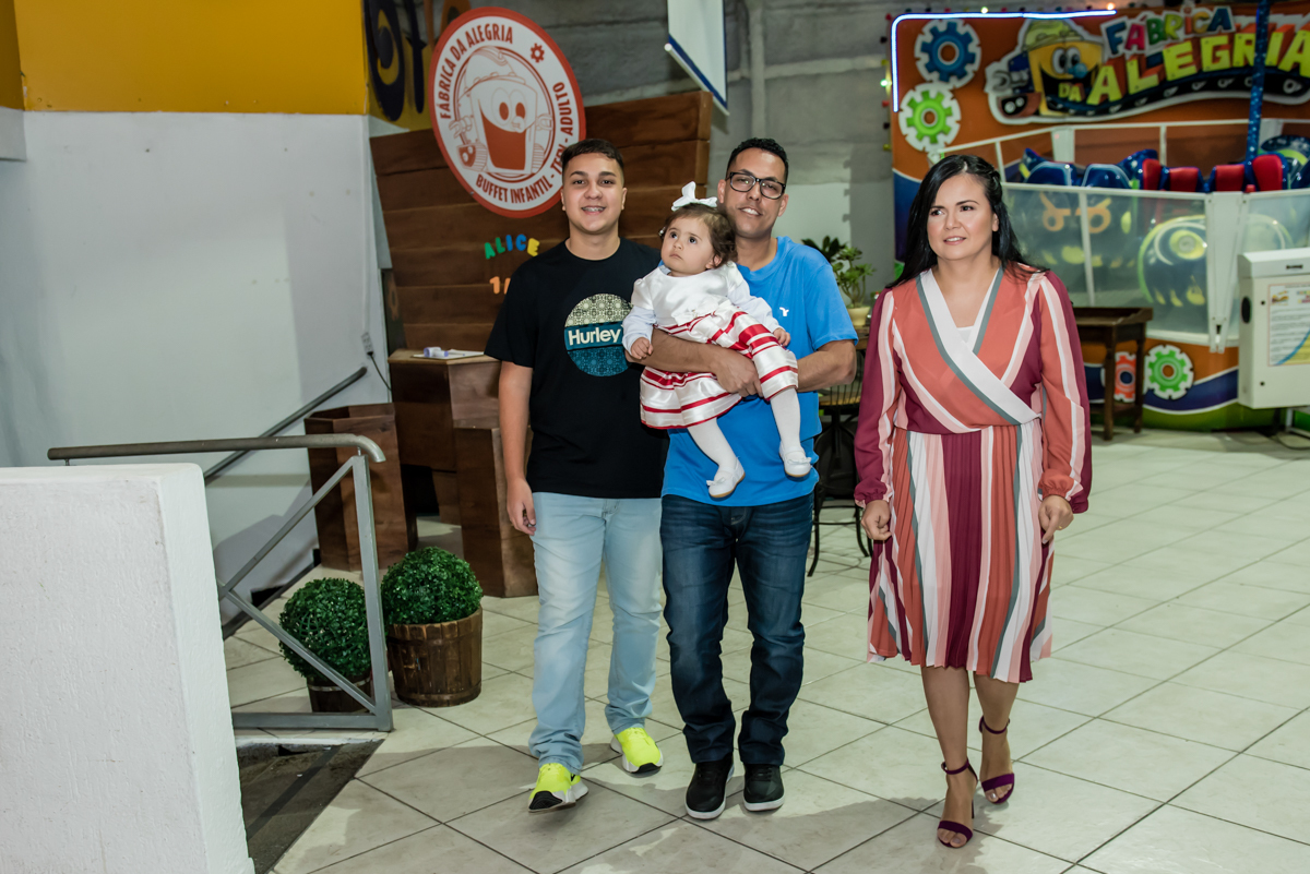 entrada da família para a festa da alice