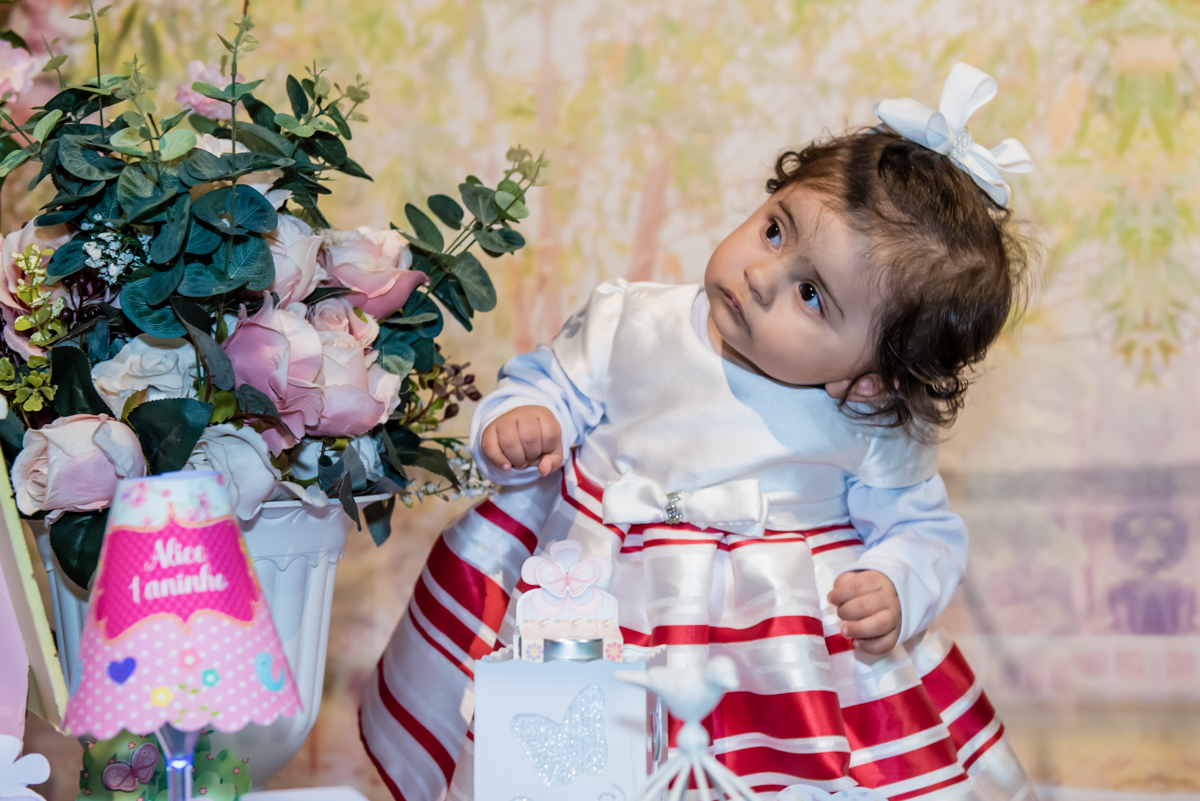 admirada ela olha tudo