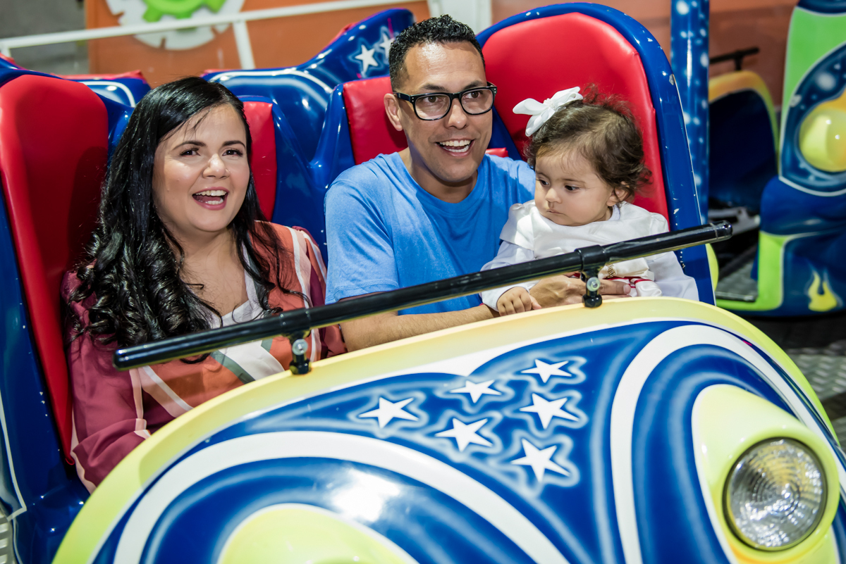 os pais se divertem no brinquedo jornada nas estrelas
