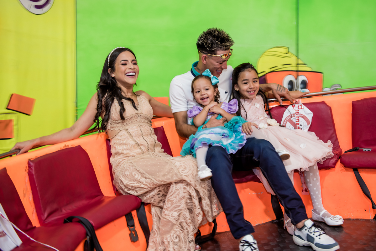 não podia deixar de brincar no brinquedo labamba