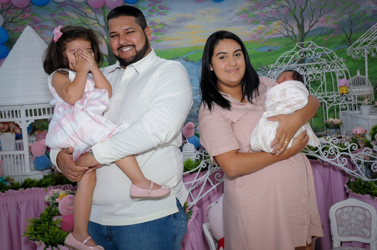 foto da familia em frente a mesa decorada Buffet Fantastic World, Morumbi, SP, festa de aniversario de Isabela 2 anos, tema da festa Pepa Pig