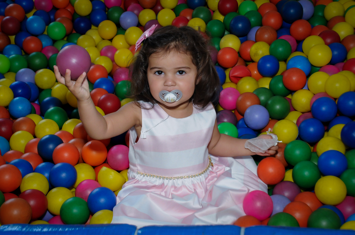 aniversariante se diverte na piscina de bolinha no Buffet Fantastic World, Morumbi, SP, festa de aniversario de Isabela 2 anos, tema da festa Pepa Pig
