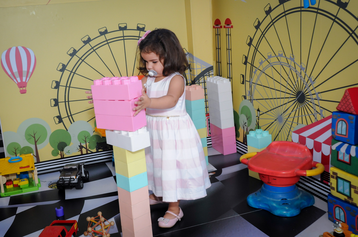 montando pecas no Buffet Fantastic World, Morumbi, SP, festa de aniversario de Isabela 2 anos, tema da festa Pepa Pig