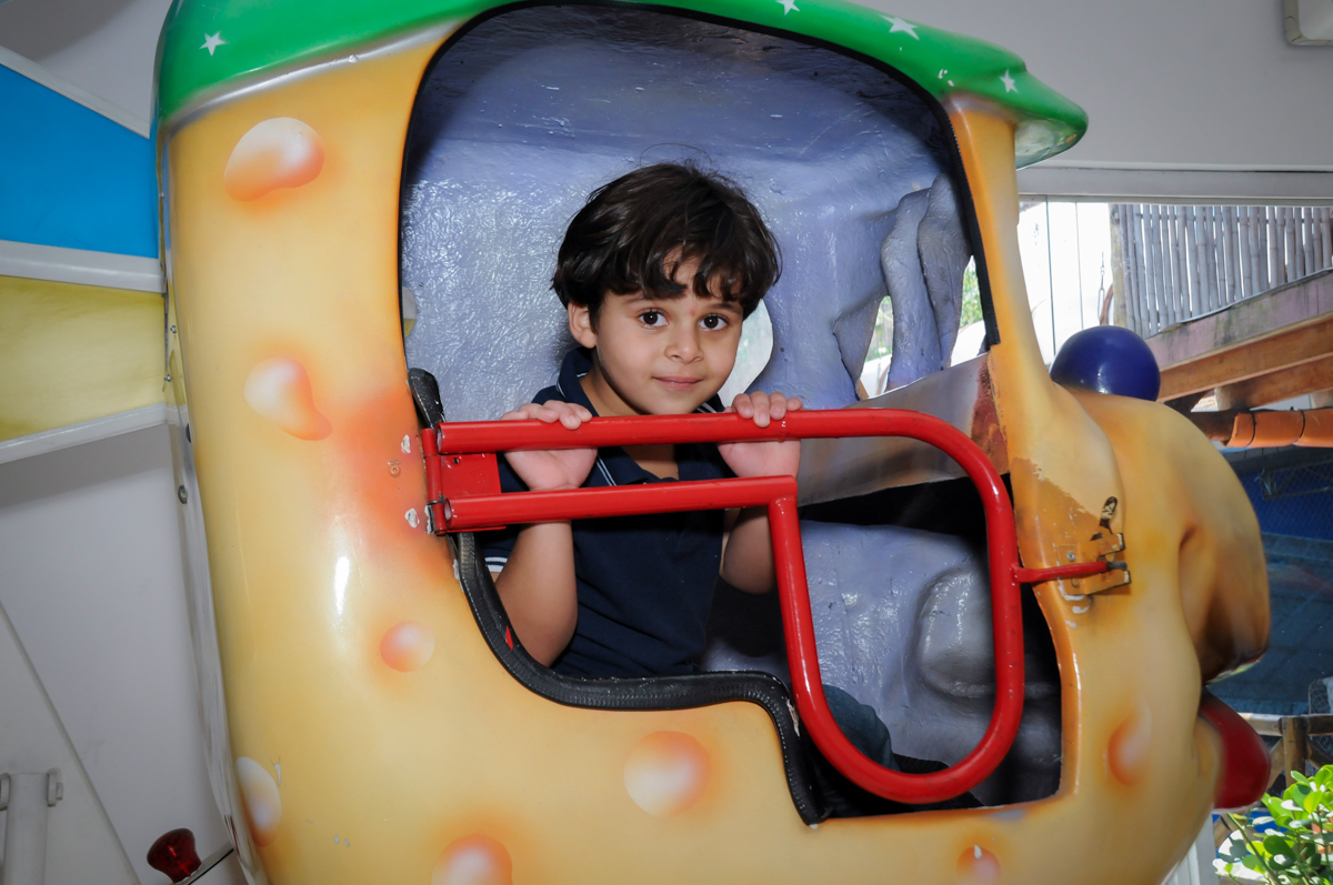 alegria da criancada no carrossel no Buffet Fantastic World, Morumbi, SP, festa de aniversario de Isabela 2 anos, tema da festa Pepa Pig