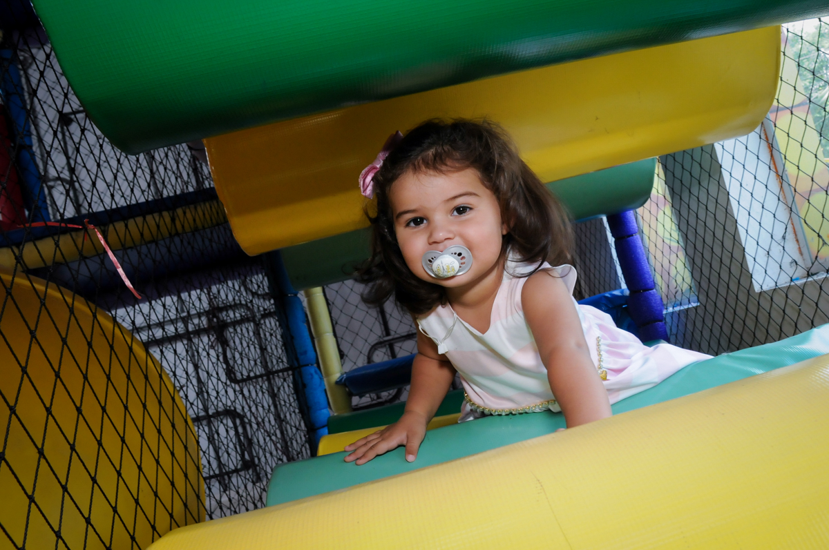 aniversariante brinca no brinquedao no Buffet Fantastic World, Morumbi, SP, festa de aniversario de Isabela 2 anos, tema da festa Pepa Pig