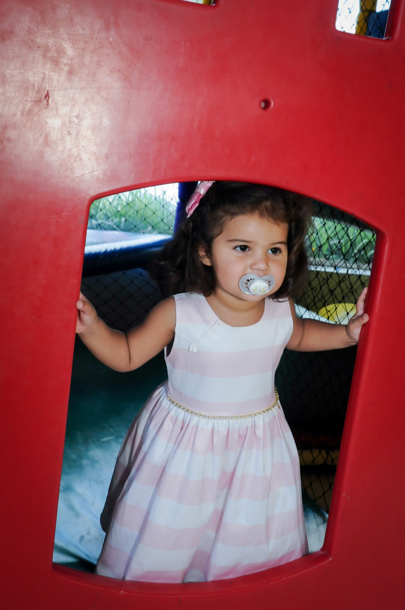 muito bom brincar na cama elastica no Buffet Fantastic World, Morumbi, SP, festa de aniversario de Isabela 2 anos, tema da festa Pepa Pig