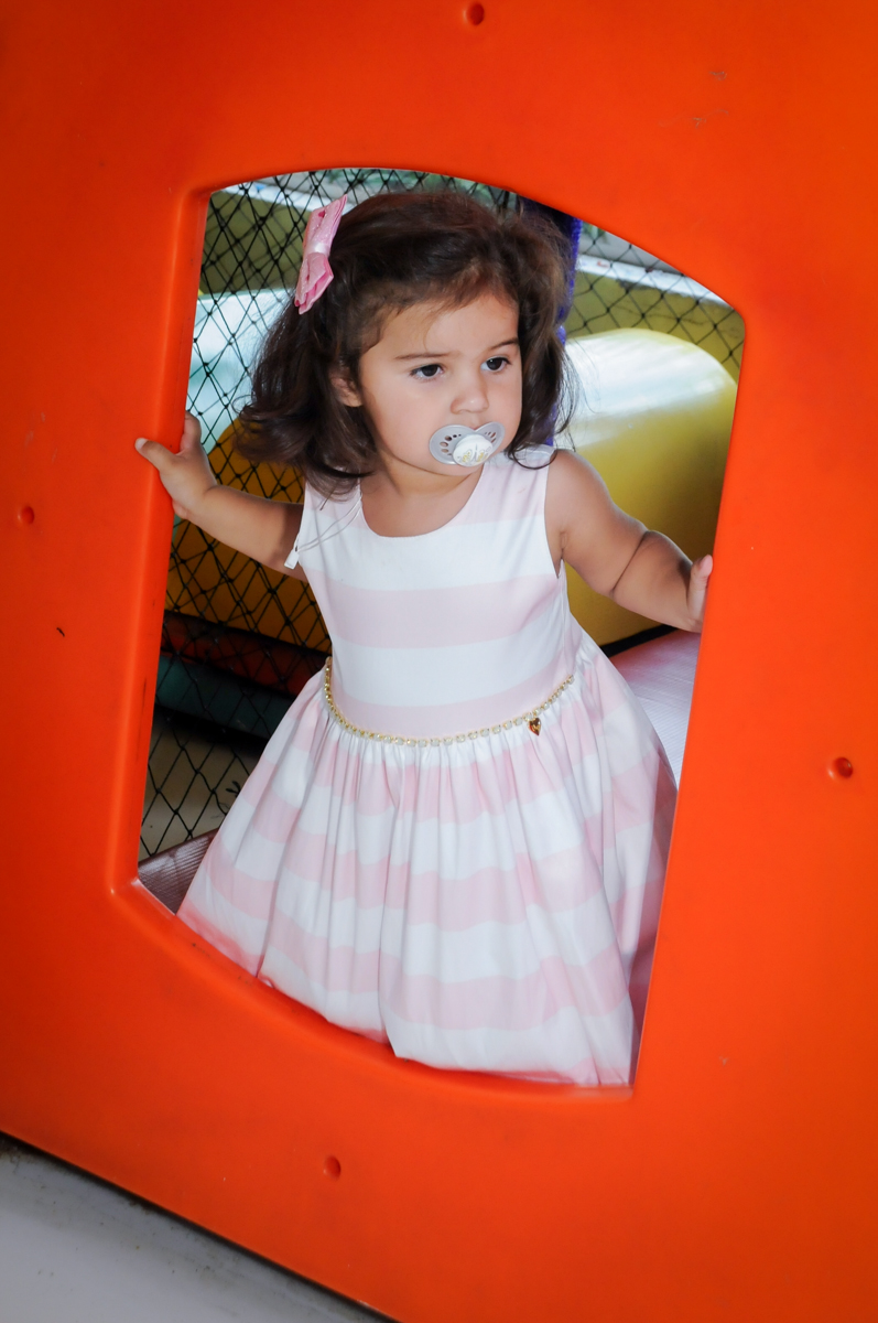 A brincadeira continua no brinquedao no Buffet Fantastic World, Morumbi, SP, festa de aniversario de Isabela 2 anos, tema da festa Pepa Pig