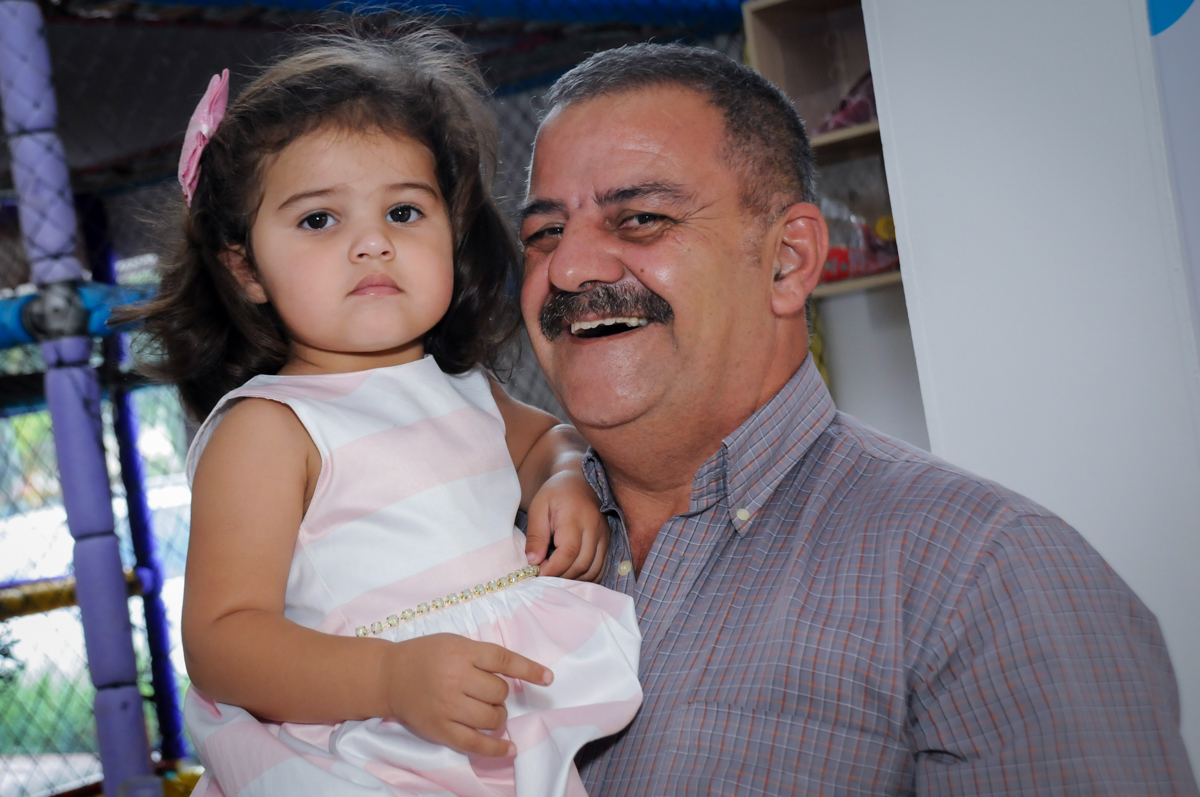 muito bom o colo do vovo no Buffet Fantastic World, Morumbi, SP, festa de aniversario de Isabela 2 anos, tema da festa Pepa Pig