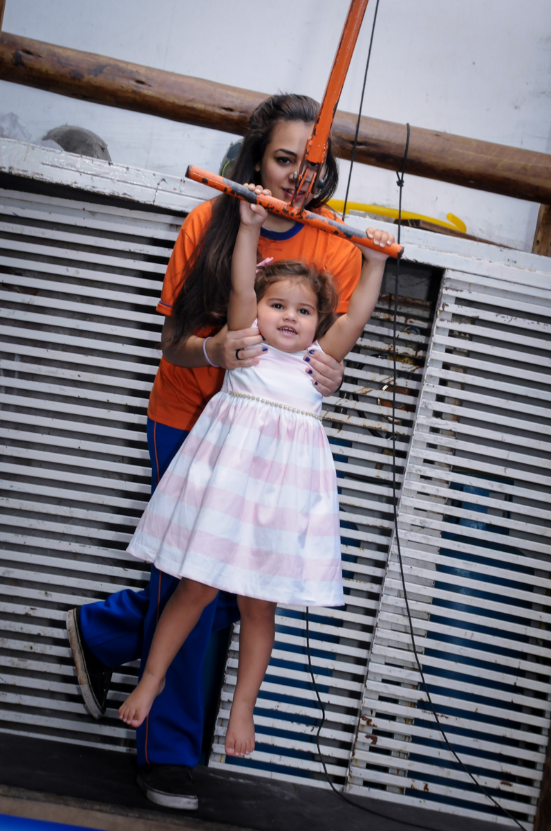 brincadeira no arvorismo no Buffet Fantastic World, Morumbi, SP, festa de aniversario de Isabela 2 anos, tema da festa Pepa Pig