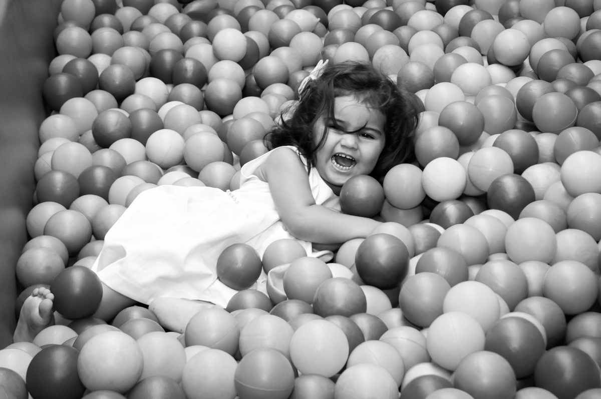brincando na piscina de bolinha no Buffet Fantastic World, Morumbi, SP, festa de aniversario de Isabela 2 anos, tema da festa Pepa Pig
