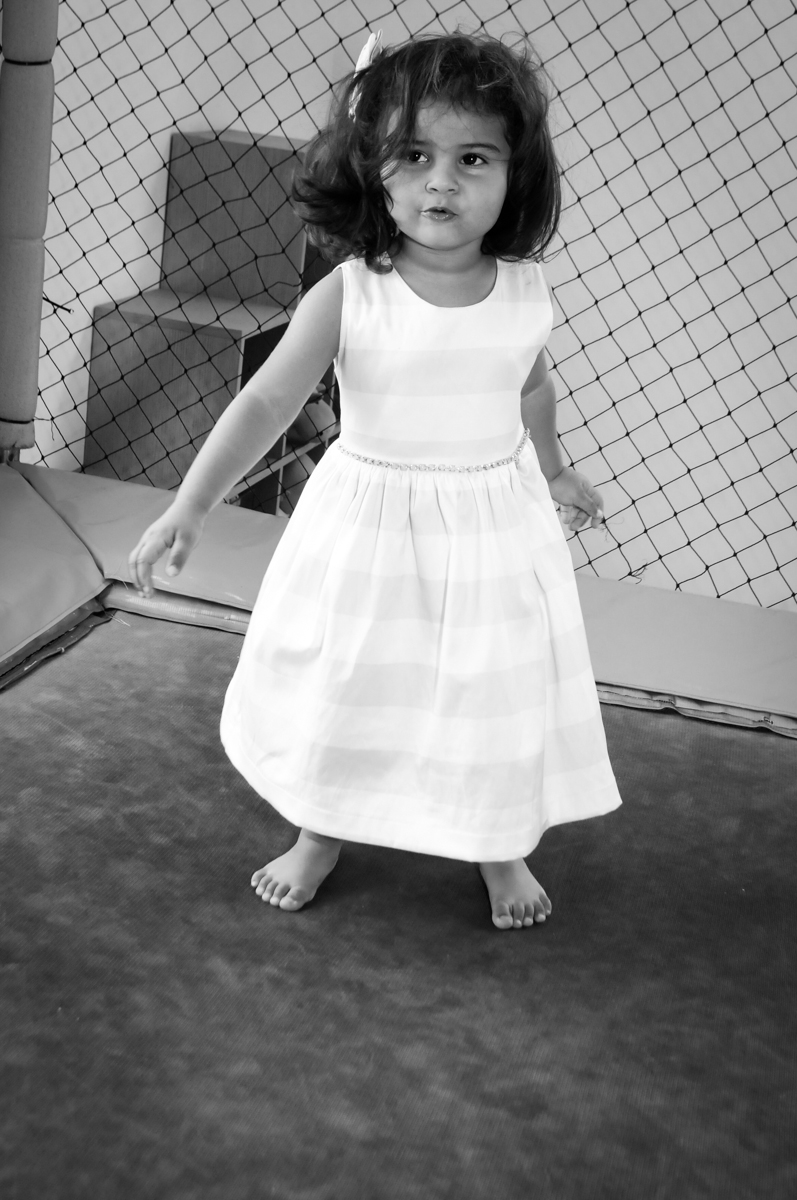 A aniversariante brinca agora no pula pula no Buffet Fantastic World, Morumbi, SP, festa de aniversario de Isabela 2 anos, tema da festa Pepa Pig