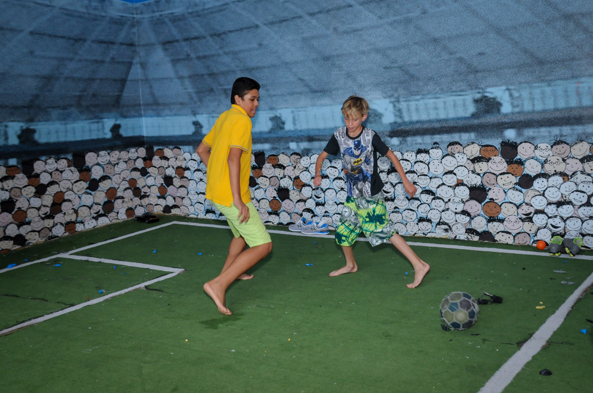 jogo de futebol no Buffet Fantastic World, Morumbi, SP, festa de aniversario de Isabela 2 anos, tema da festa Pepa Pig