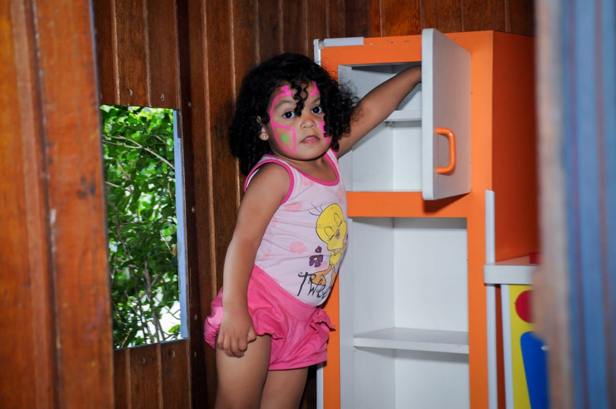 amiguinha tambem brinca na casinha de boneca no Buffet Fantastic World, Morumbi, SP, festa de aniversario de Isabela 2 anos, tema da festa Pepa Pig