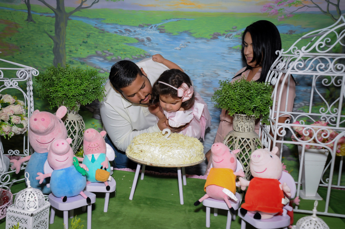 soprando a velinha do bolo no Buffet Fantastic World, Morumbi, SP, festa de aniversario de Isabela 2 anos, tema da festa Pepa Pig