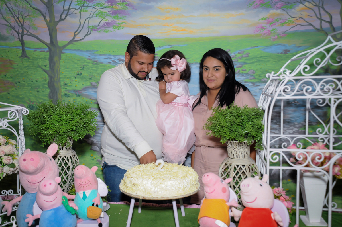 cortando o primeiro pedaco de bolo no Buffet Fantastic World, Morumbi, SP, festa de aniversario de Isabela 2 anos, tema da festa Pepa Pig