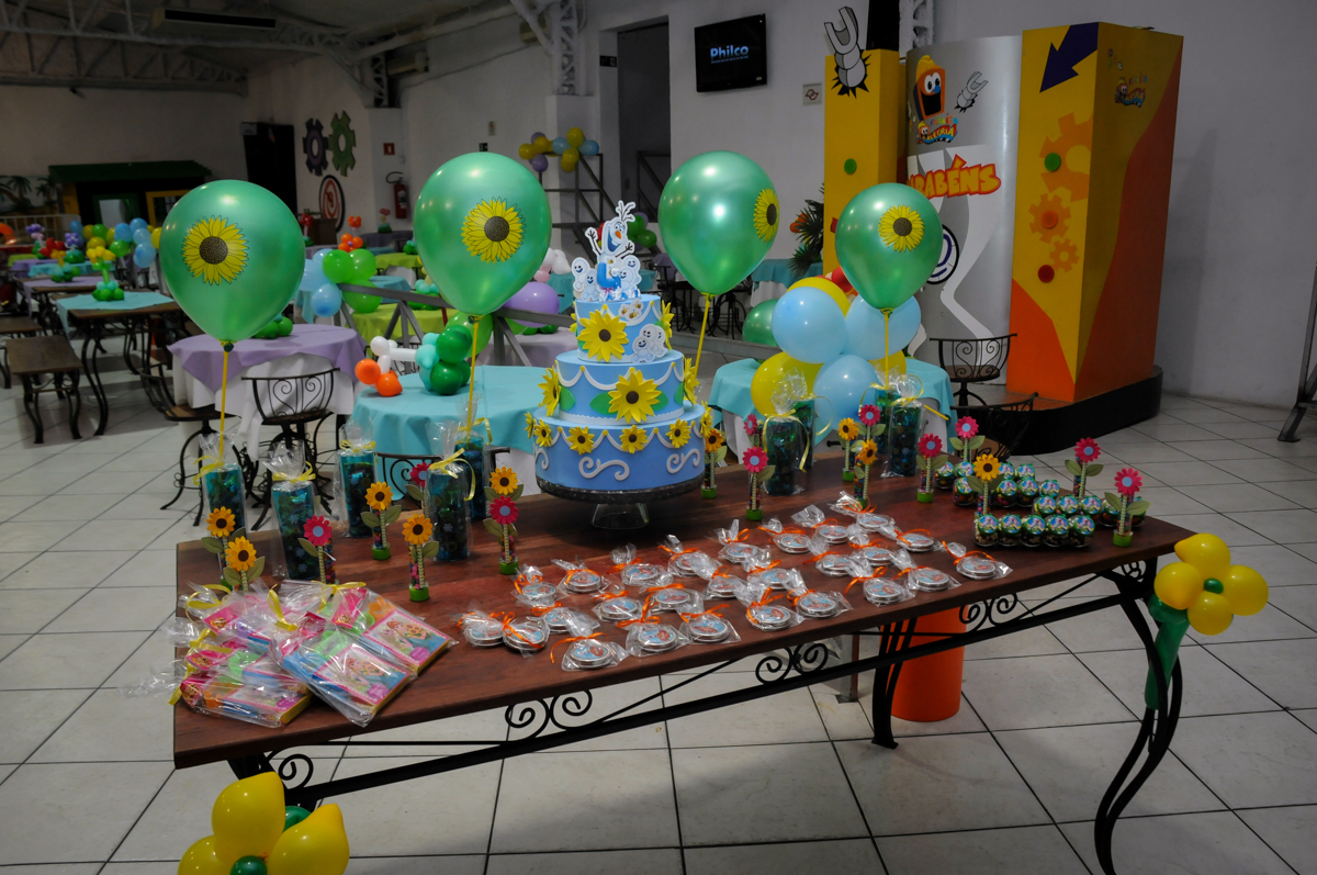 mesa de doces no Buffet Fabrica da Alegria, Osaco, SP aniversario infantil, Natalia 4 anos tema da festa frozen