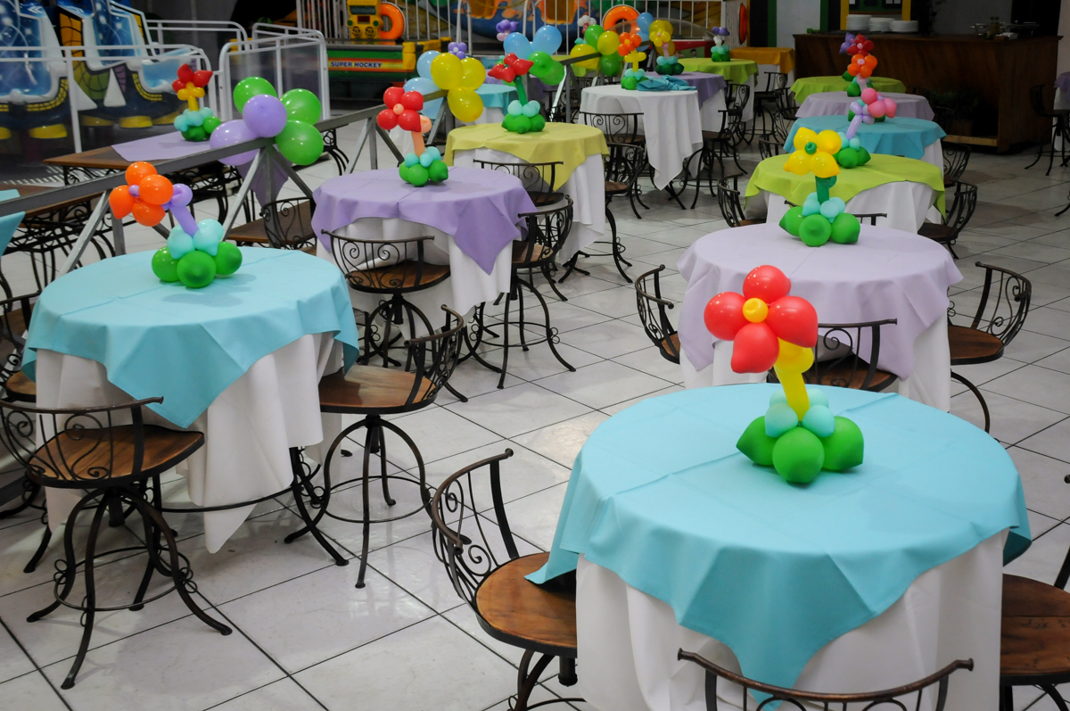 decoracao das mesas no Buffet Fabrica da Alegria, Osaco, SP aniversario infantil, Natalia 4 anos, tema da festa Frozen