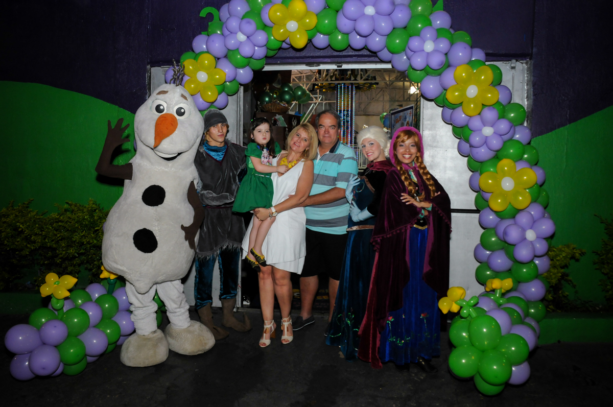 foto da familia embaixo do arco de bexigas no Buffet Fabrica da Alegria, Osaco, SP aniversario infantil, Natalia 4 anos, tema da festa Frozen