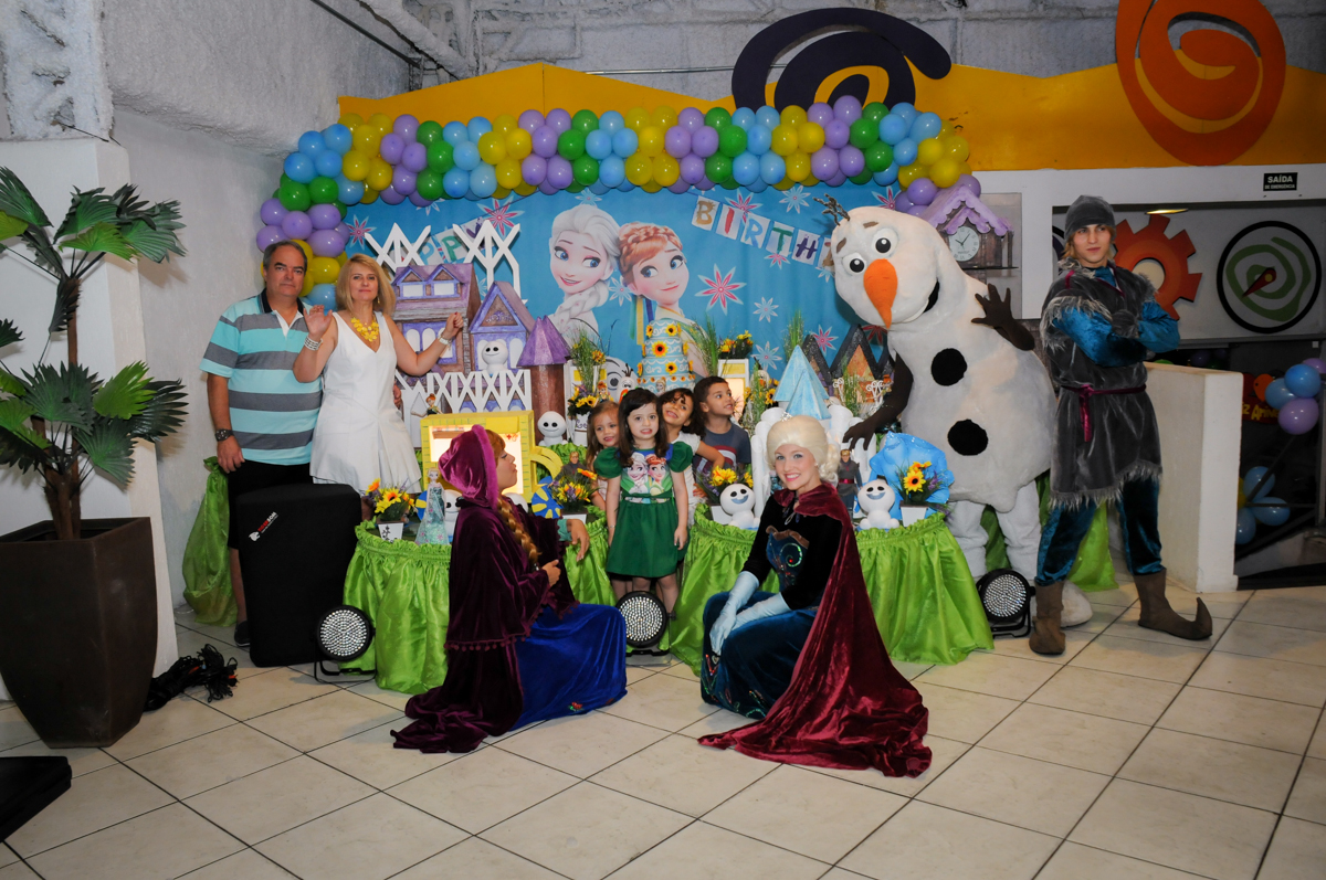 chegada dos personagem do show da Frozen no Buffet Fabrica da Alegria, Osaco, SP aniversario infantil, Natalia 4 anos, tema da festa Frozen