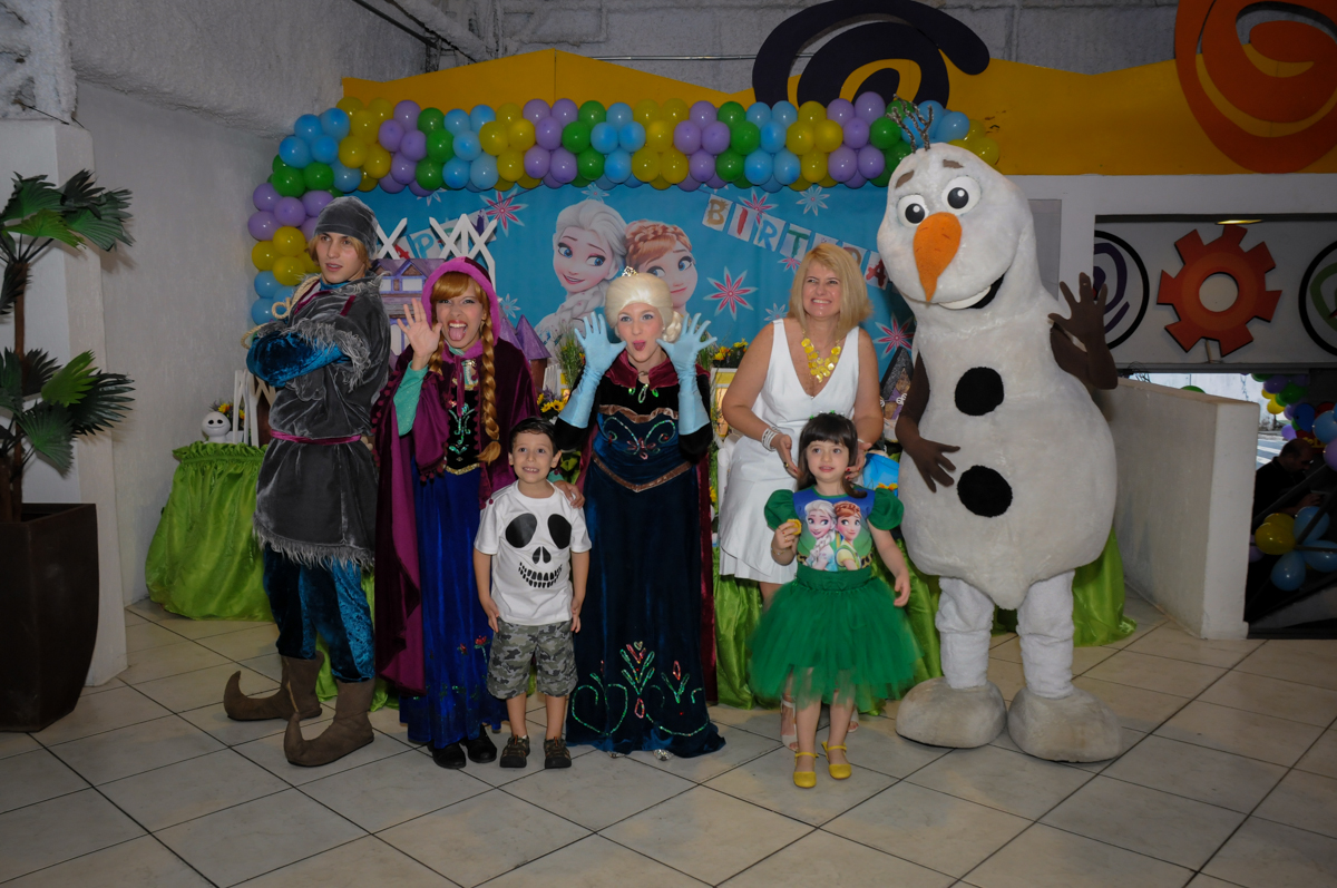 fotografia da familia em frente a mesa decorada no Buffet Fabrica da Alegria, Osaco, SP aniversario infantil, Natalia 4 anos, tema da festa Frozen