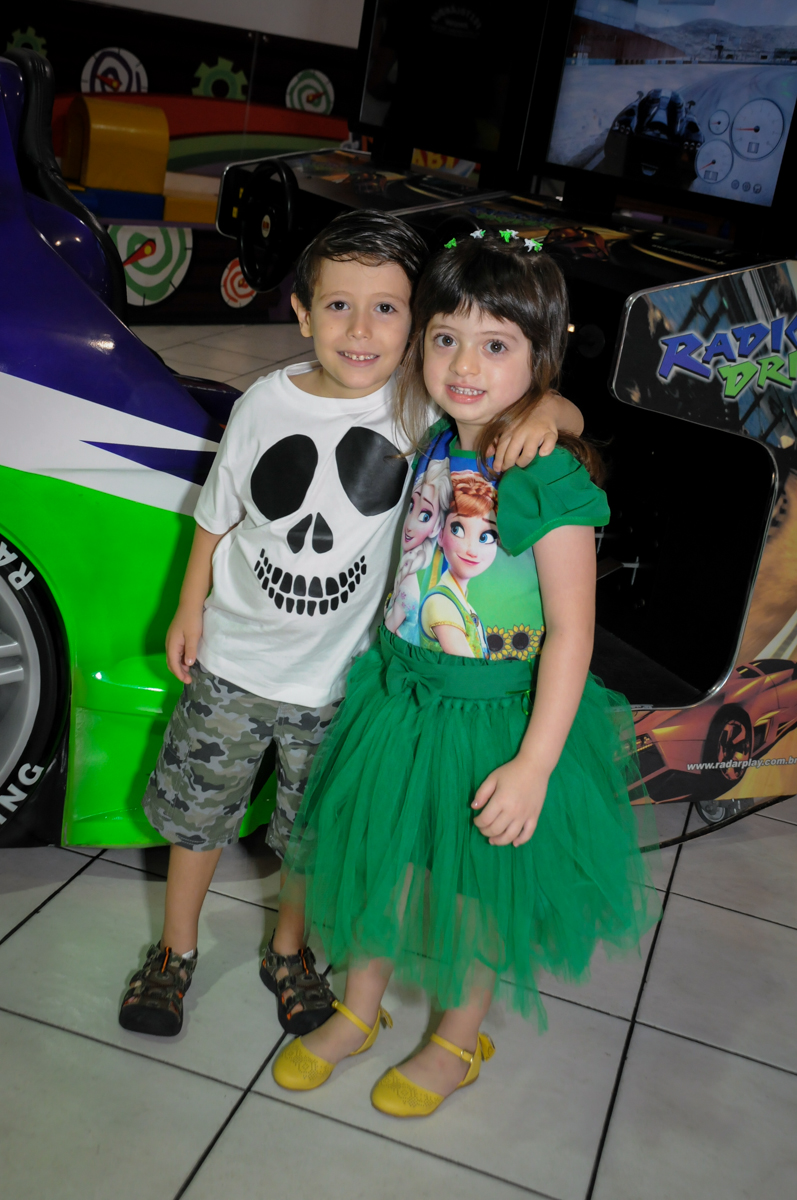 A aniversariante recebe os amigos no Buffet Fabrica da Alegria, Osaco, SP aniversario infantil, Natalia 4 anos, tema da festa Frozen