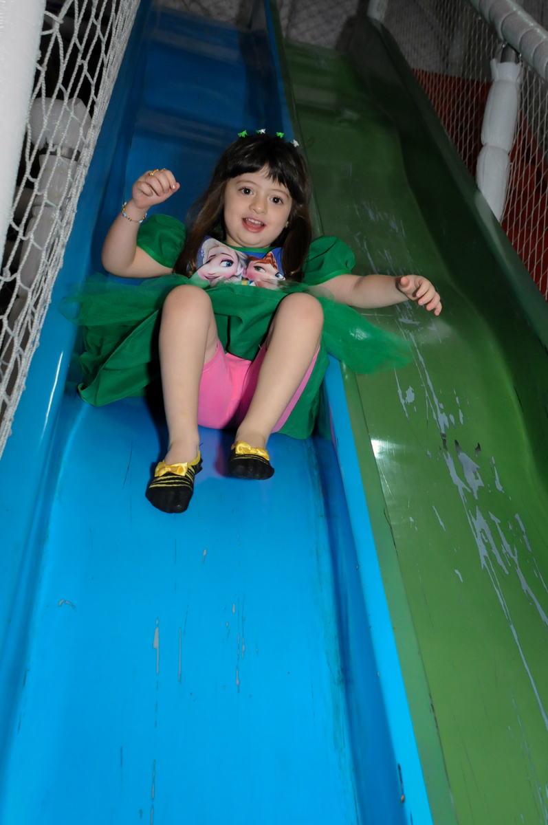 aniversariante brinca no escorregador do brinquedao no Buffet Fabrica da Alegria, Osaco, SP aniversario infantil, Natalia 4 anos, tema da festa Frozen