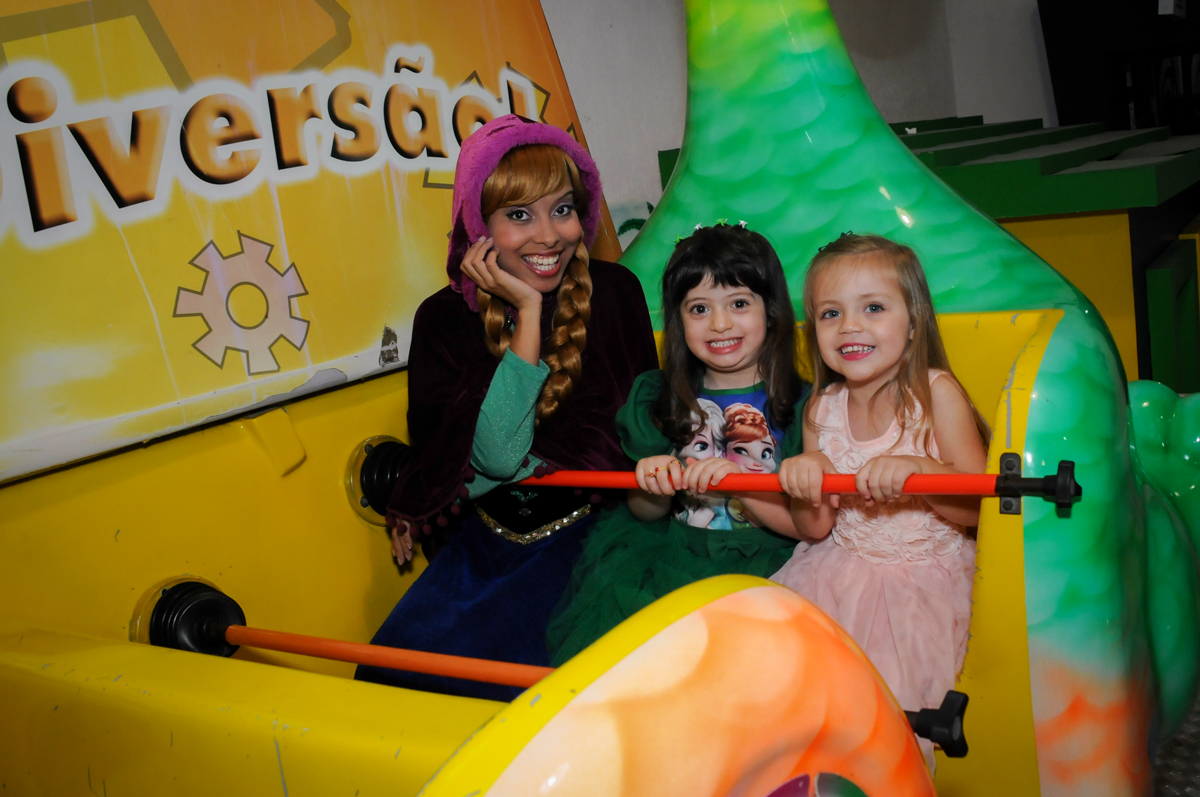 bagunaca das criancas com a ana no barco vick no Buffet Fabrica da Alegria, Osaco, SP aniversario infantil, Natalia 4 anos, tema da festa Frozen