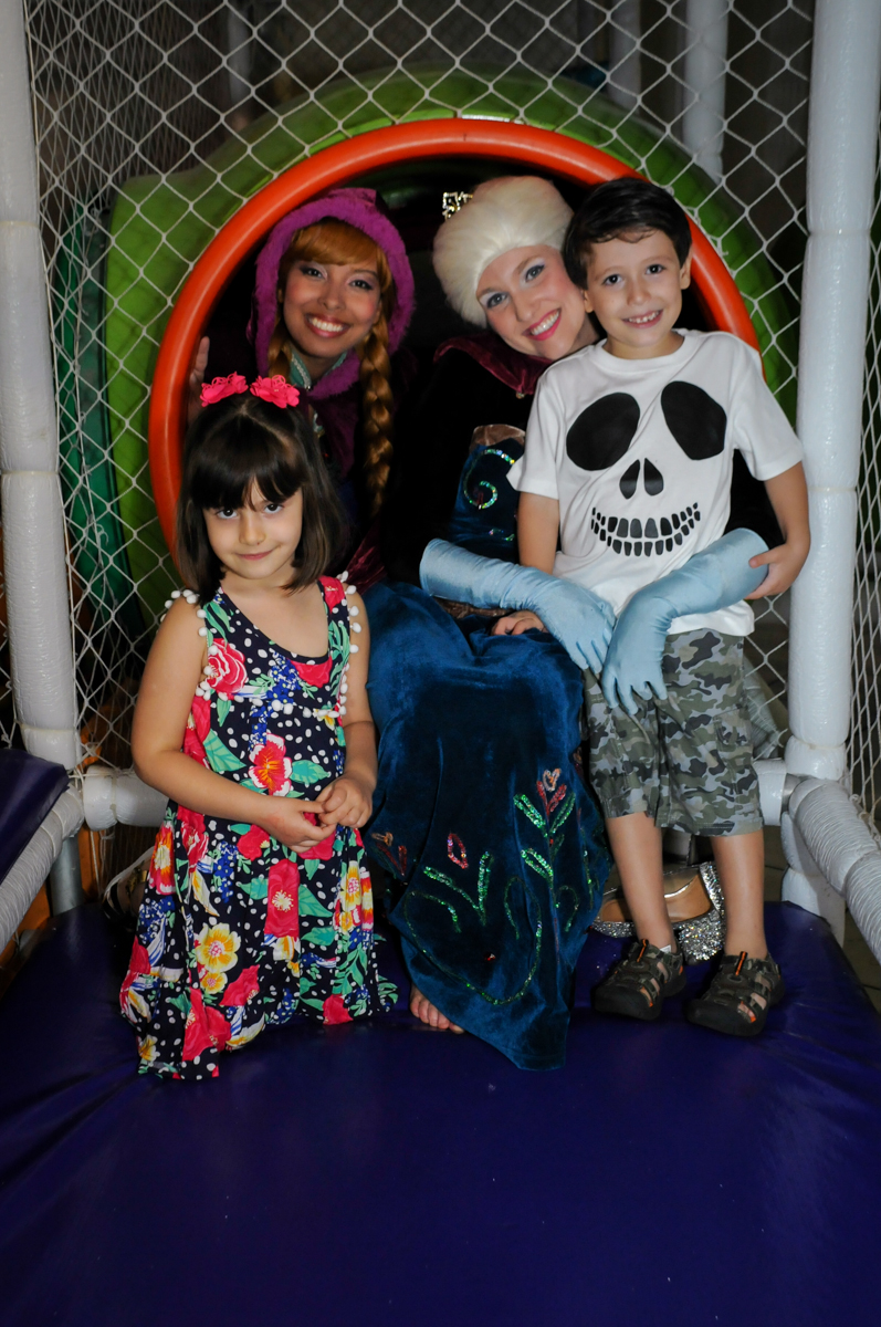 foto dos amiguinhos da aniversariante no tunel do brinquedao no Buffet Fabrica da Alegria, Osaco, SP aniversario infantil, Natalia 4 anos, tema da festa Frozen