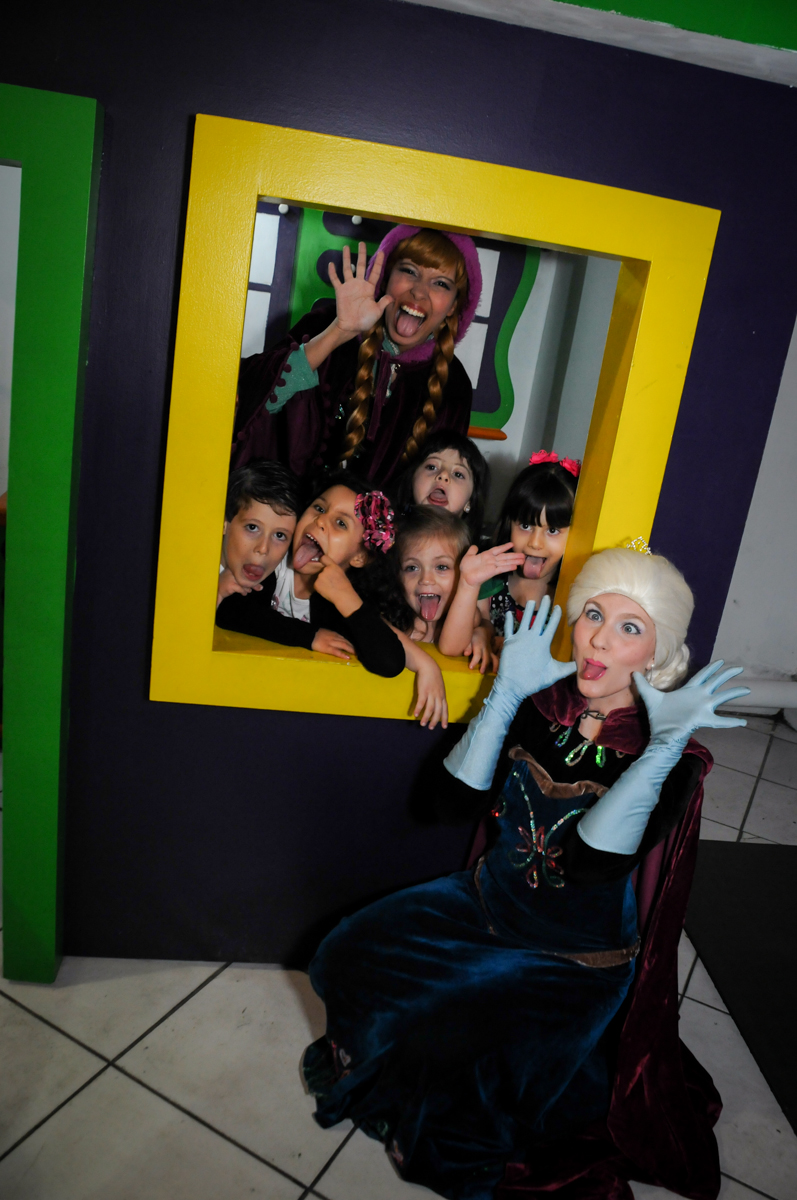 foto da elsa e ana com as amiguinhas na janela da casinha no Buffet Fabrica da Alegria, Osaco, SP aniversario infantil, Natalia 4 anos, tema da festa Frozen
