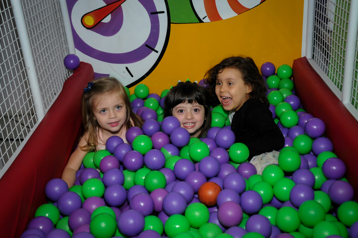 muita bagunca na piscina de bolinha no Buffet Fabrica da Alegria, Osaco, SP aniversario infantil, Natalia 4 anos, tema da festa Frozen