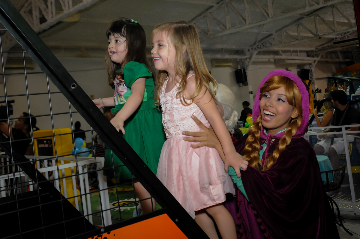 as criancas brincam no jogo de basquete no Buffet Fabrica da Alegria, Osaco, SP aniversario infantil, Natalia 4 anos, tema da festa Frozen