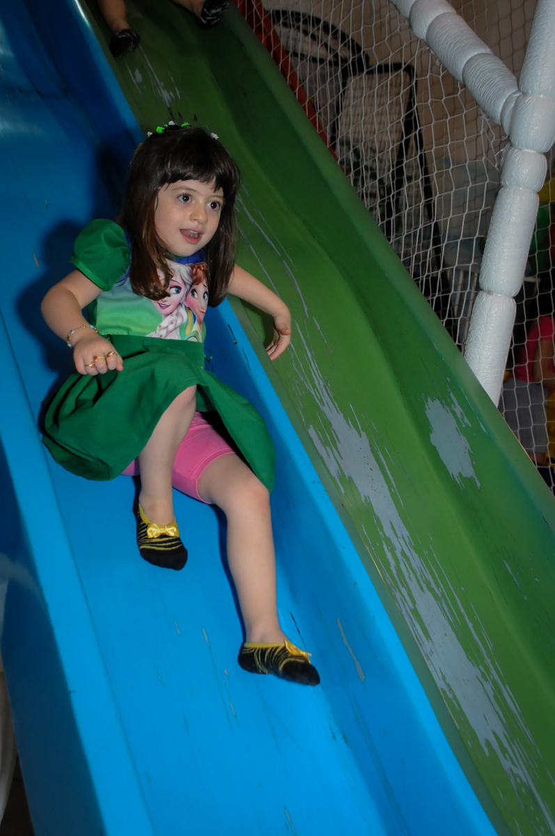 no escorregador do brinquedao no Buffet Fabrica da Alegria, Osaco, SP aniversario infantil, Natalia 4 anos, tema da festa Frozen