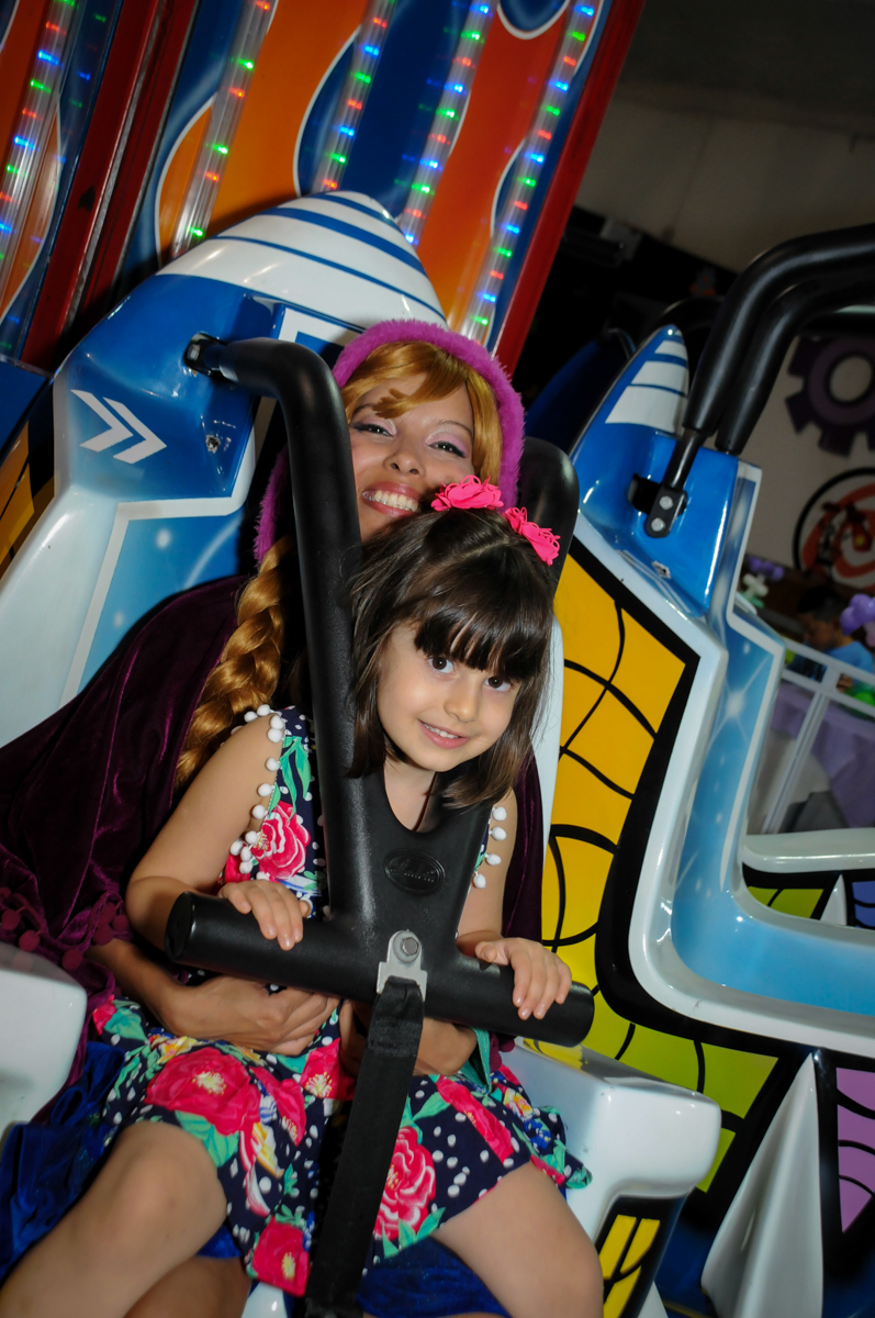 brincadeiras no brinquedo elevador no Buffet Fabrica da Alegria, Osaco, SP aniversario infantil, Natalia 4 anos, tema da festa Frozen