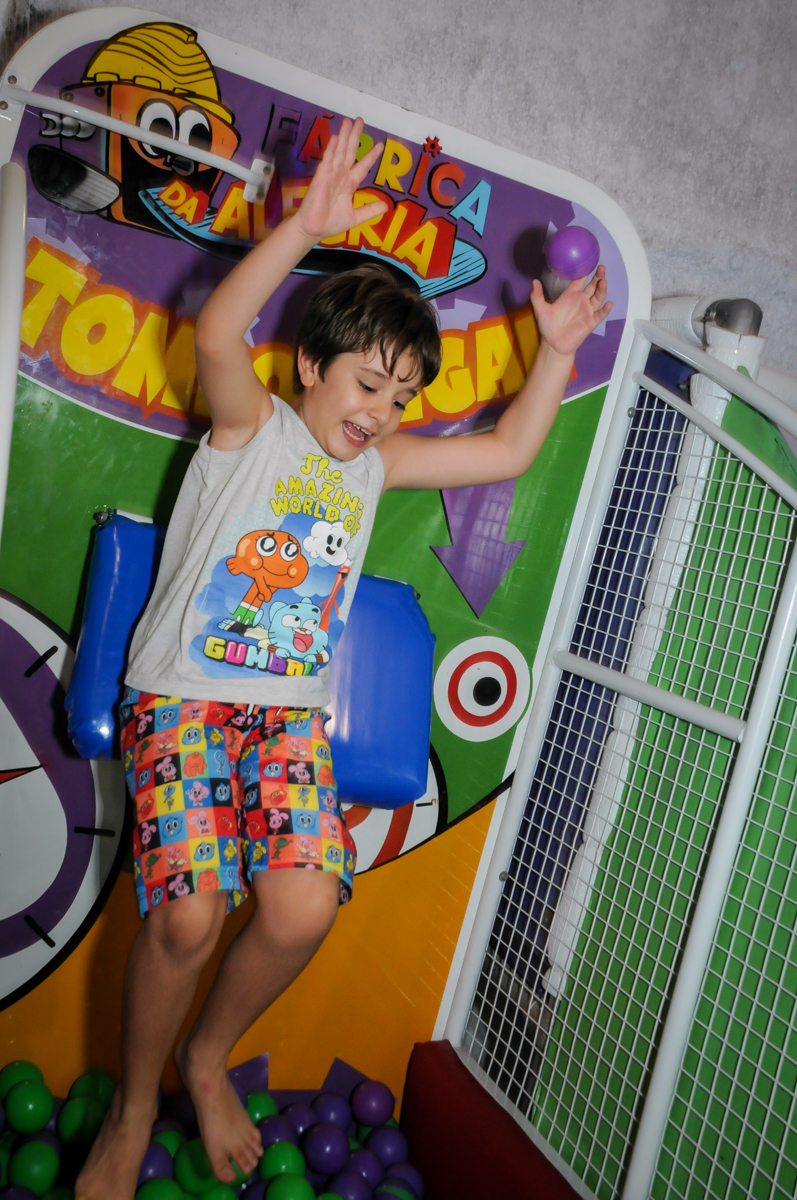 quem consegue derrubar o amigo no tombo legal no Buffet Fabrica da Alegria, Osaco, SP aniversario infantil, Natalia 4 anos, tema da festa Frozen