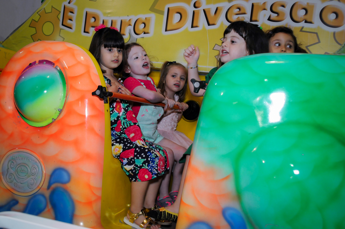 a brincadeira continua no barco e vick no Buffet Fabrica da Alegria, Osaco, SP aniversario infantil, Natalia 4 anos, tema da festa Frozen