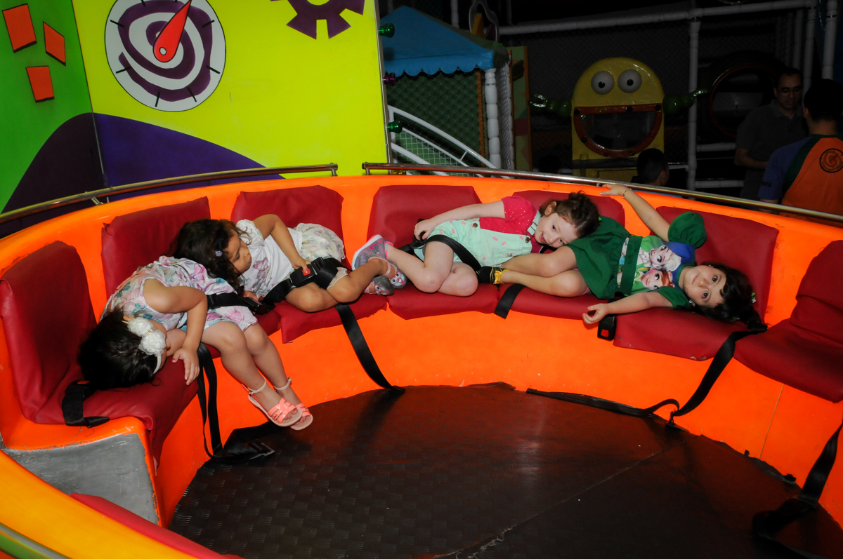 muito bom brincar no labamba no Buffet Fabrica da Alegria, Osaco, SP aniversario infantil, Natalia 4 anos, tema da festa Frozen