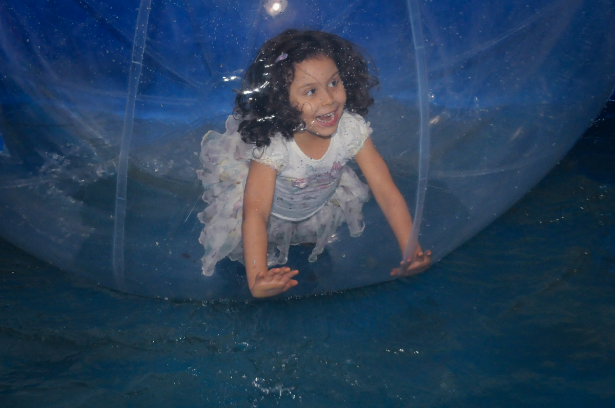brincadeira na bola no Buffet Fabrica da Alegria, Osaco, SP aniversario infantil, Natalia 4 anos, tema da festa Frozen