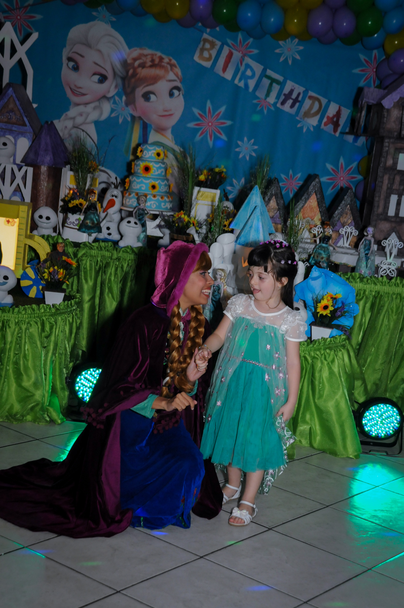 a aniversariante participa do show da frozen no Buffet Fabrica da Alegria, Osaco, SP aniversario infantil, Natalia 4 anos, tema da festa Frozen