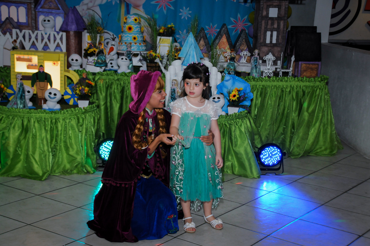 aniversariante canta com a ana no show da frozen no Buffet Fabrica da Alegria, Osaco, SP aniversario infantil, Natalia 4 anos, tema da festa Frozen
